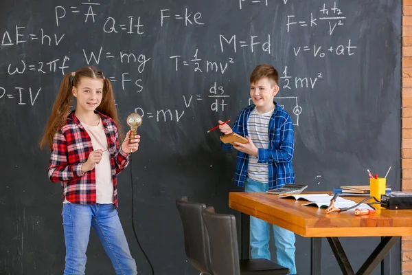 Bambini Piccoli Carini Vicino Alla Lavagna Lezione Fisica Classe — Foto Stock