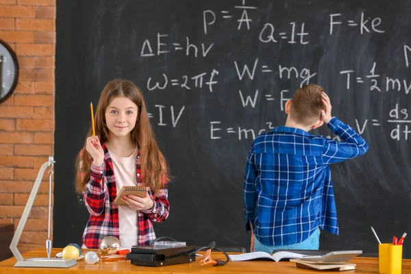 Lucu Anak Anak Kecil Pelajaran Fisika Kelas — Stok Foto