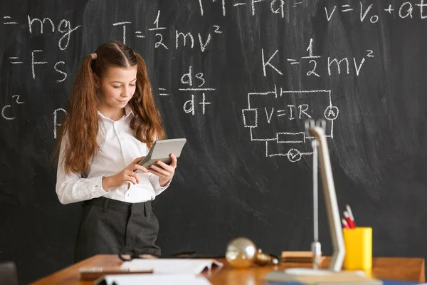 Gadis Kecil Yang Lucu Pelajaran Fisika Kelas — Stok Foto