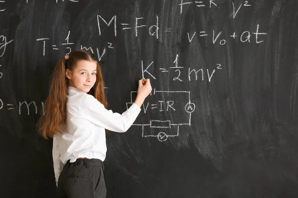 Nettes Kleines Mädchen Schreibt Auf Tafel Physikunterricht Klassenzimmer — Stockfoto