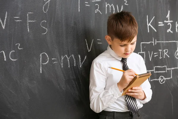 Lindo Niño Cerca Pizarra Lección Física Aula —  Fotos de Stock