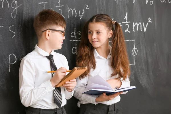 Leuke Kleine Kinderen Buurt Van Schoolbord Bij Natuurkundeles Klas — Stockfoto