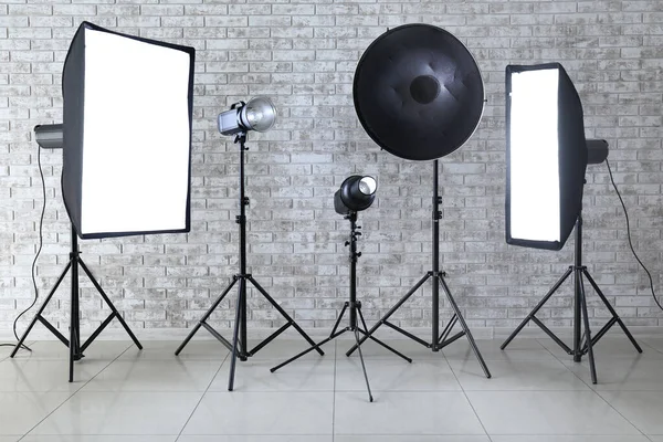 Modern Utrustning Nära Tegelvägg Fotostudio — Stockfoto