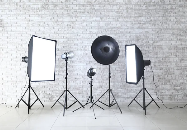 Modern Utrustning Nära Tegelvägg Fotostudio — Stockfoto