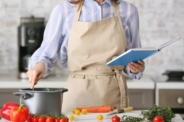 Woman Cook Book Preparing Food Kitchen — Stock Photo, Image