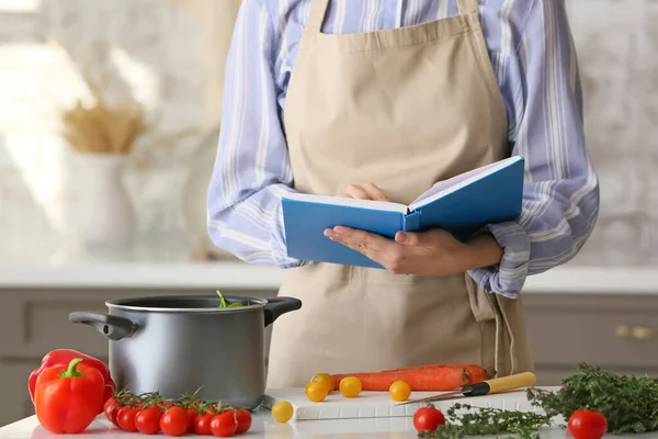Woman Cook Book Preparing Food Kitchen — Stock Photo, Image