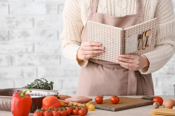 Woman Cook Book Preparing Food Kitchen — Stock Photo, Image