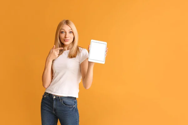 Schöne Junge Frau Mit Tablet Computer Auf Farbigem Hintergrund — Stockfoto