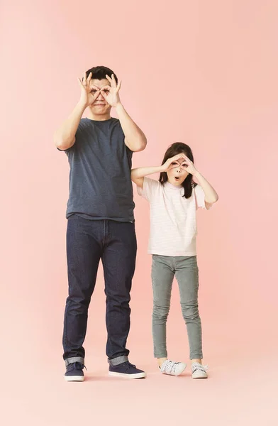 Funny Asian Man His Little Daughter Color Background — Stock Photo, Image