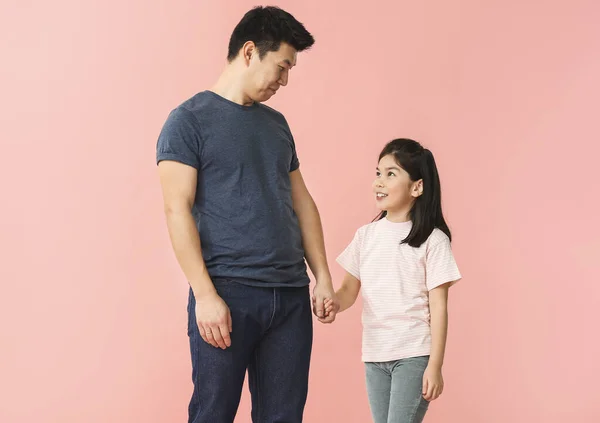 Glad Asiatisk Man Och Hans Lilla Dotter Färg Bakgrund — Stockfoto