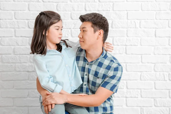 Glad Asiatisk Man Och Hans Lilla Dotter Vit Tegelsten Bakgrund — Stockfoto