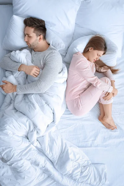 Genç çift yatakta uyuyor.