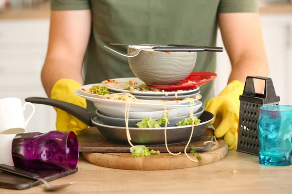 Homem Com Pilha Pratos Sujos Cozinha Close — Fotografia de Stock