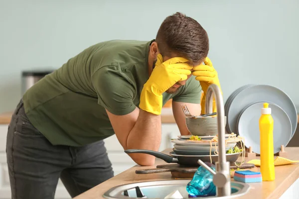 Hombre Irremediablemente Mirando Montón Platos Sucios Cocina — Foto de Stock