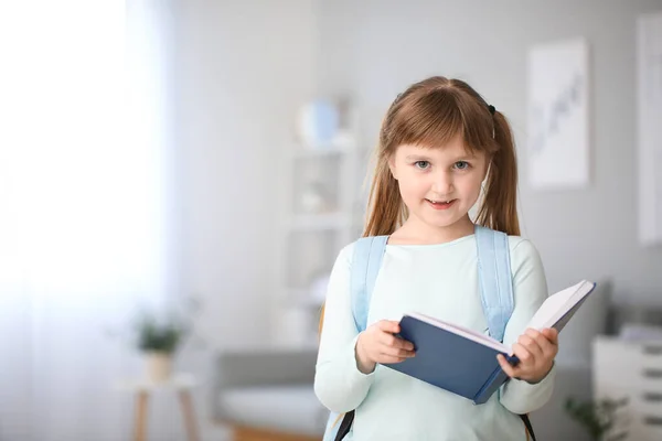 Nettes Kleines Schulmädchen Mit Buch Hause — Stockfoto