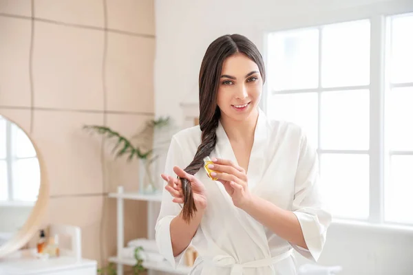 Jeune Femme Utilisant Des Cosmétiques Pour Les Cheveux Maison — Photo