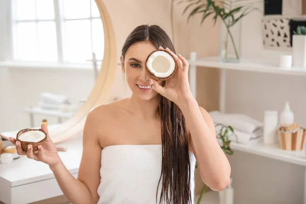 Mulher Bonita Com Coco Banheiro — Fotografia de Stock