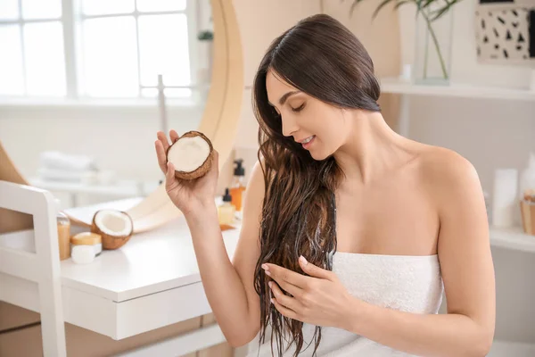 Mulher Bonita Aplicando Óleo Coco Seu Cabelo Casa — Fotografia de Stock