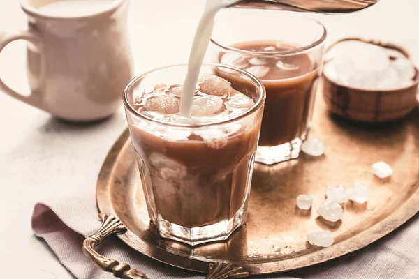 Versando Latte Vetro Caffè Freddo Saporito Tavolo — Foto Stock