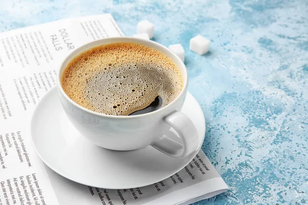 Tasse Heißen Kaffee Und Zeitung Auf Farbigem Hintergrund — Stockfoto