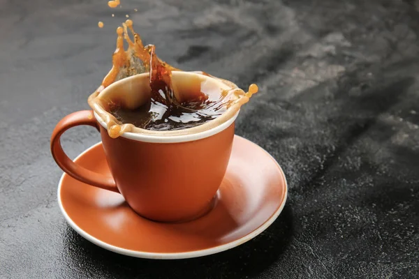 Koyu Arkaplanda Bir Fincan Sıcak Kahve — Stok fotoğraf