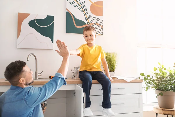 Piccolo Figlio Che Aiuta Padre Riparare Lavandino Cucina — Foto Stock