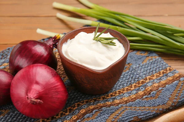 Bowl Tasty Sour Cream Onion Table — Stock Photo, Image