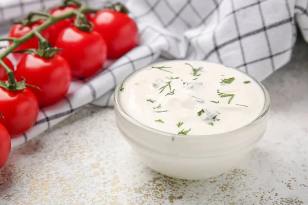 Cuenco Con Sabrosa Crema Agria Tomates Mesa — Foto de Stock