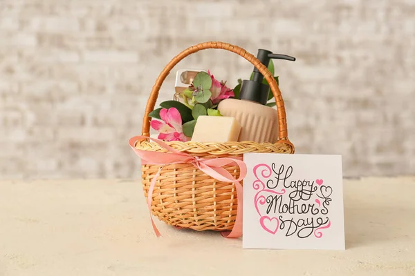 Cesta Com Presentes Para Dia Das Mães Mesa — Fotografia de Stock