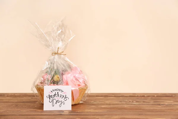 Cesta Com Presentes Para Dia Das Mães Mesa — Fotografia de Stock