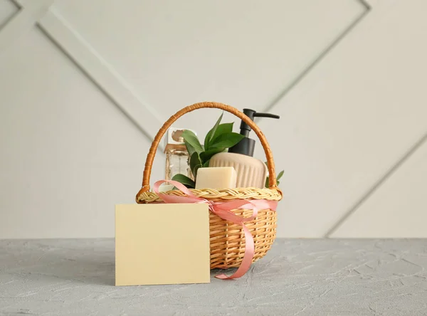 Cesta Con Regalos Para Día Madre Mesa — Foto de Stock