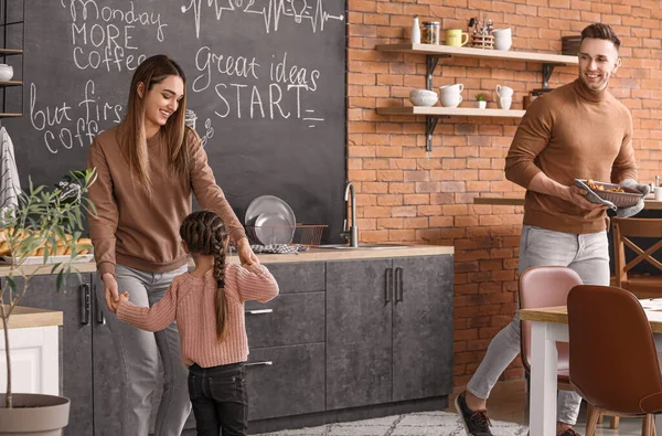 Feliz Família Passar Tempo Juntos Cozinha — Fotografia de Stock