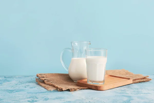 Vetreria Con Latte Fresco Sul Tavolo Contro Sfondo Colore — Foto Stock