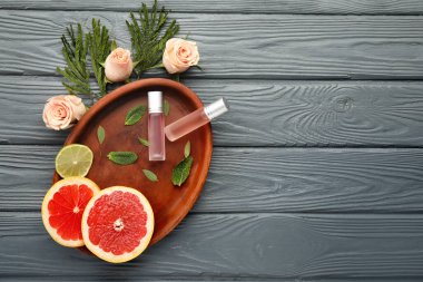 Ahşap arka planda parfüm şişeleri olan güzel bir kompozisyon.