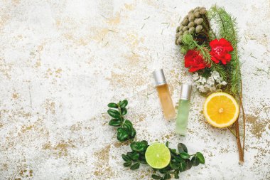 Beyaz arka planda parfüm şişeleri olan güzel bir kompozisyon