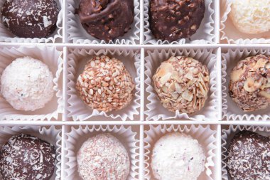 Lezzetli şekerlerle dolu bir kutu, yakın plan.