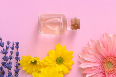 Renk arkaplan üzerinde gerekli yağ içeren şişe