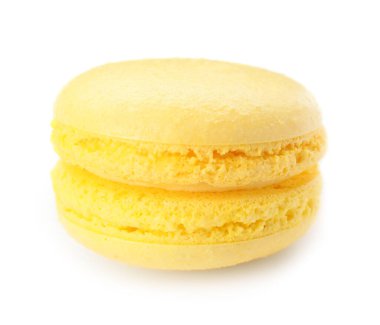 Beyaz zemin üzerine lezzetli macaron