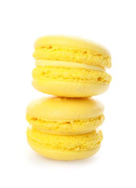 Beyaz zemin üzerine lezzetli macarons