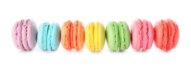 Beyaz zemin üzerine lezzetli macarons