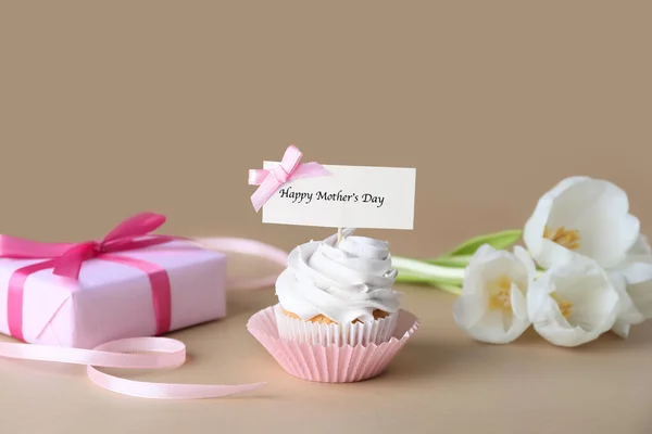 Вкусный Кекс Подарок День Матери Цветном Фоне — стоковое фото