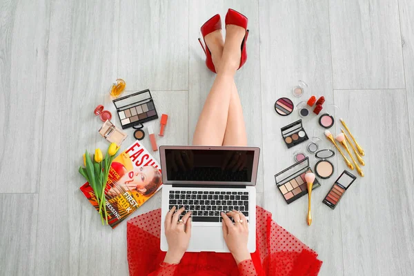 Vrouwelijke Make Kunstenaar Met Laptop Cosmetica Thuis — Stockfoto