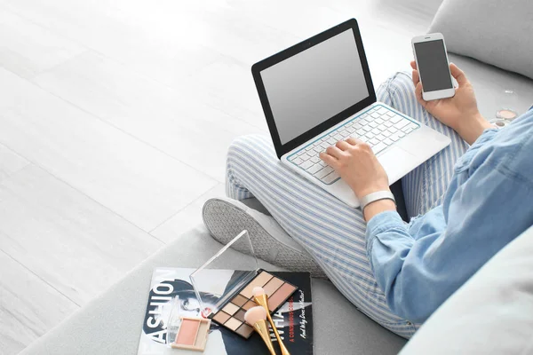 Female Makeup Artist Laptop Cosmetics Home — Stock Photo, Image