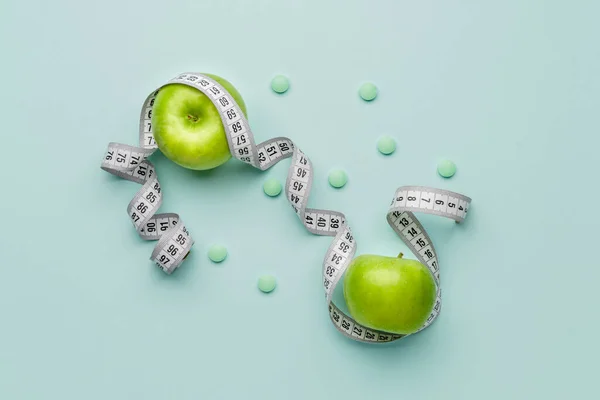 Hubnutí Pilulky Měřicí Pásku Jablka Barevném Pozadí — Stock fotografie