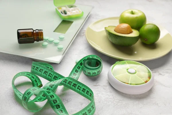 Gewichtsverlust Pillen Waagen Früchte Und Maßband Auf Hellem Hintergrund — Stockfoto