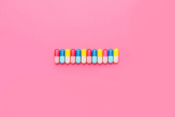 Différentes Pilules Sur Fond Couleur — Photo