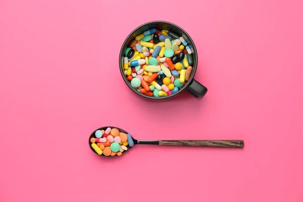 Coppa Cucchiaio Con Diverse Pillole Sfondo Colore — Foto Stock
