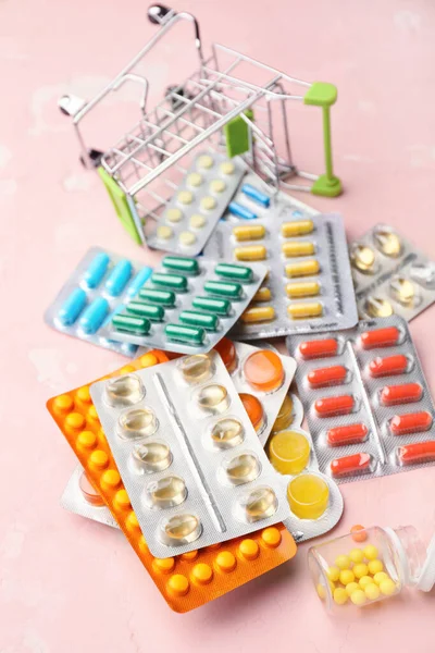 Kis Kosárba Tablettákkal Színes Háttérrel — Stock Fotó