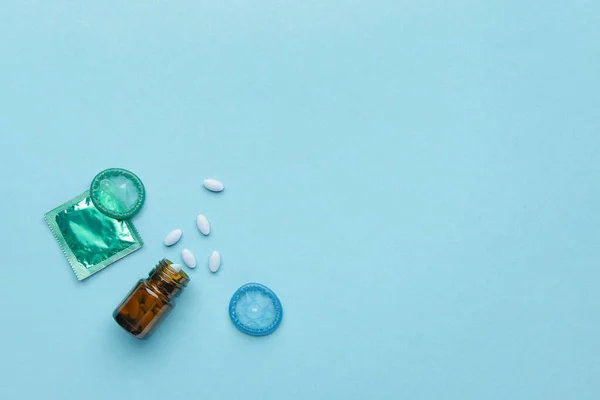 Garrafa Com Pílulas Sexuais Preservativos Fundo Cor — Fotografia de Stock