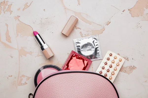 Borsa Donna Con Pillole Contraccettive Preservativi Cosmetici Sfondo Bianco — Foto Stock